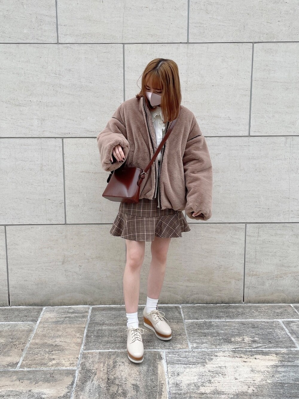 ブラウン系のダウンジャケット/コート、ブラウン系のバッグ、その他のスカートを着用したレディースの冬コーディネートの1枚目の写真