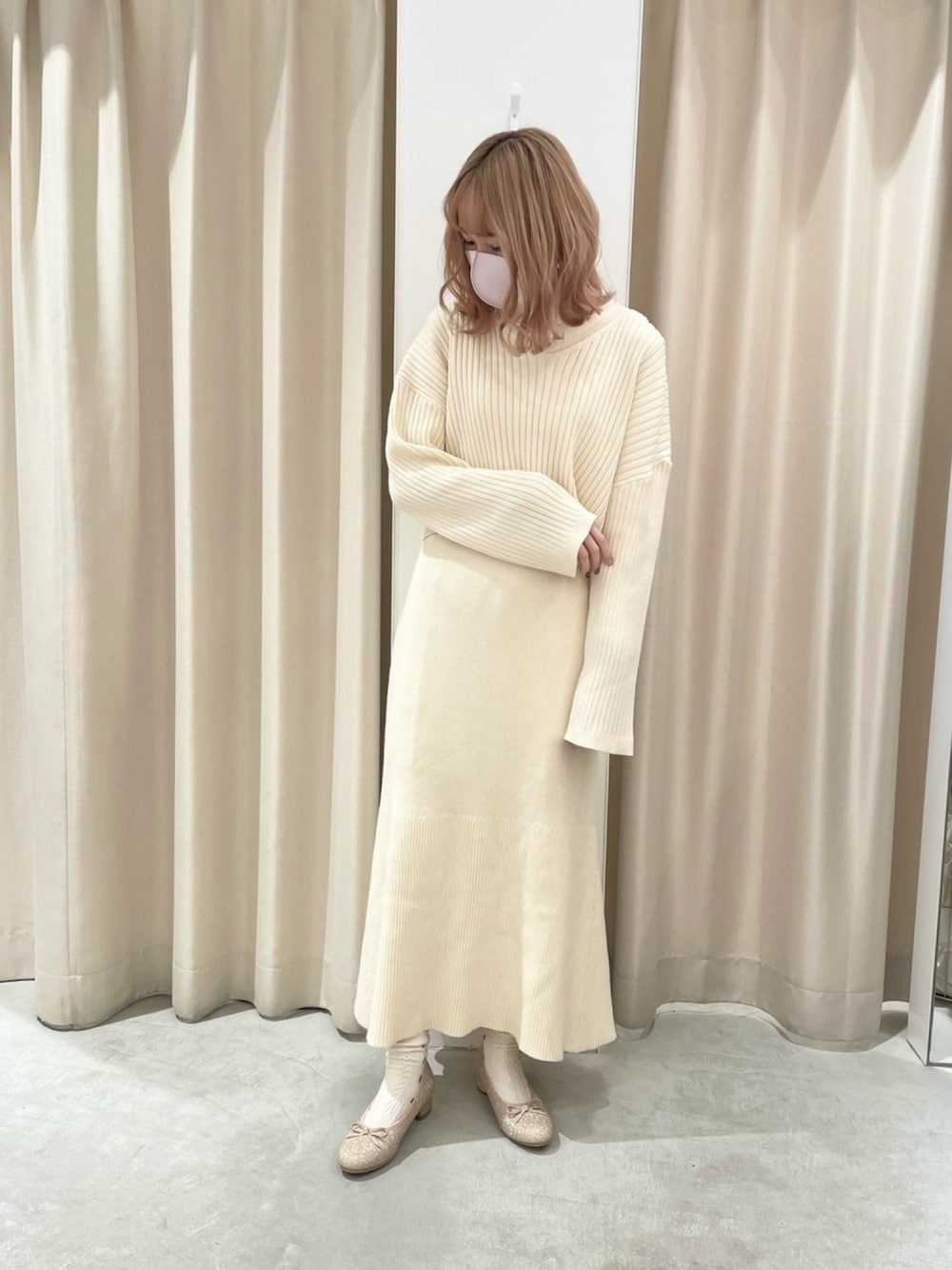 「ナイスクラップ、ニットワンピース、プチプラ、シンプルコーデ、バレエシューズ、オトナ女子、ワンピース、ニットワンピ、大人コーデ」｜「one after another NICE CLAUPのLadyニットワンピース（ワンピース、ホワイト系）」を使った、saeさん（レディース・159cm）の冬コーディネートの1枚目の写真