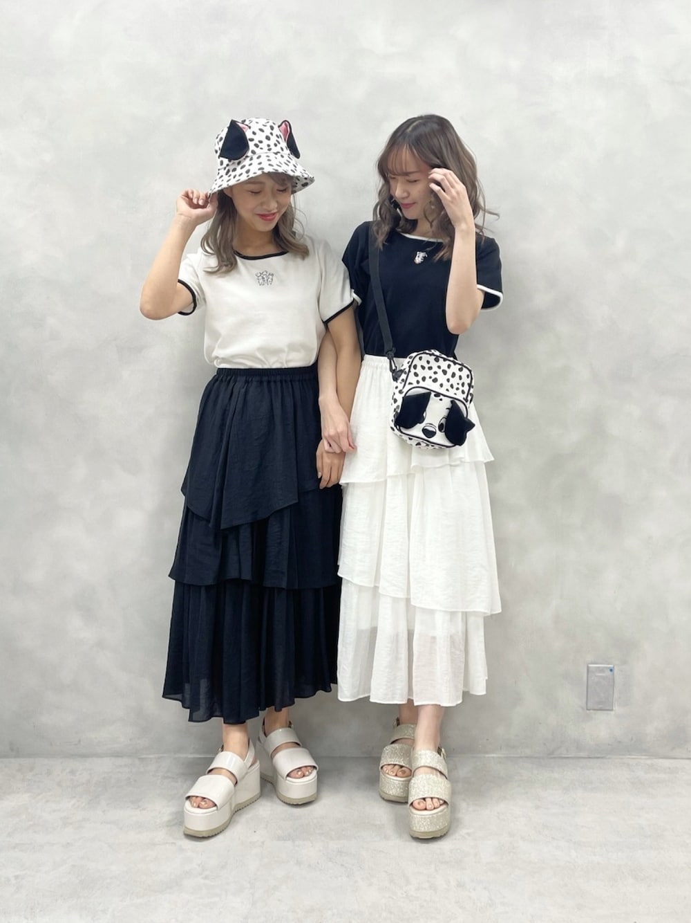 ホワイト系のTシャツ/カットソー、ブラック系のTシャツ/カットソー、その他のショルダーバッグを着用したレディースの春コーディネートの1枚目の写真