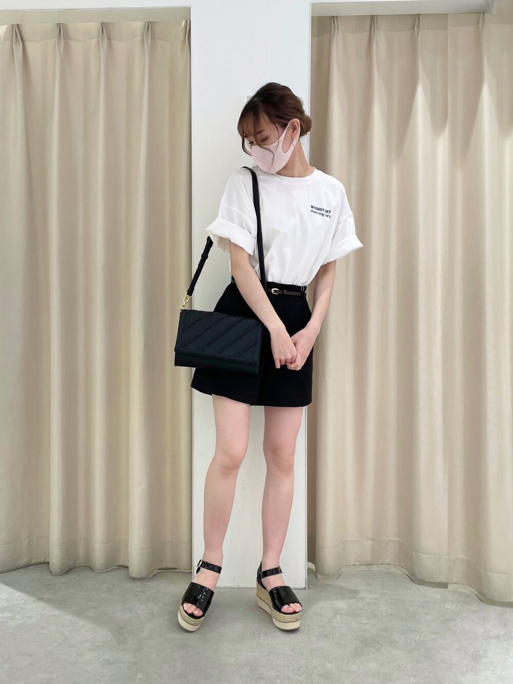 ホワイト系のTシャツ/カットソー、ブラック系のその他パンツ、ブラック系のサンダルを着用したレディースの春コーディネートの1枚目の写真
