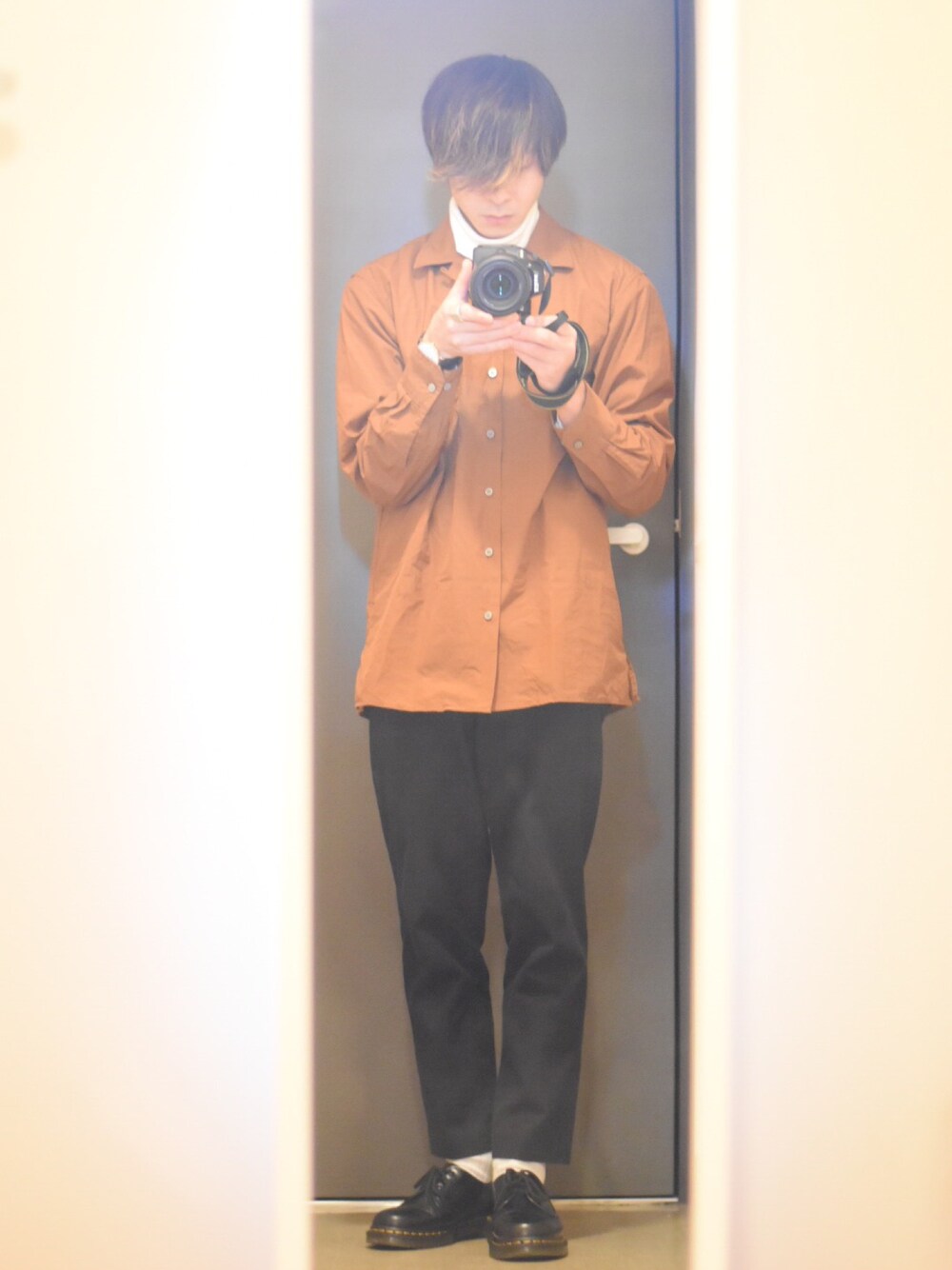 「休日スタイル、おしゃれさんと繋がりたい、UNIQLO U、UNIQLO、白ソックス、HARE、UNITED TOKYO、Daniel Wellington、Dr.Martens」｜「UNIQLOのオープンカラーシャツ（長袖）＋E（シャツ/ブラウス、ブラウン系）」を使った、genさん（メンズ・164cm）の冬コーディネートの1枚目の写真