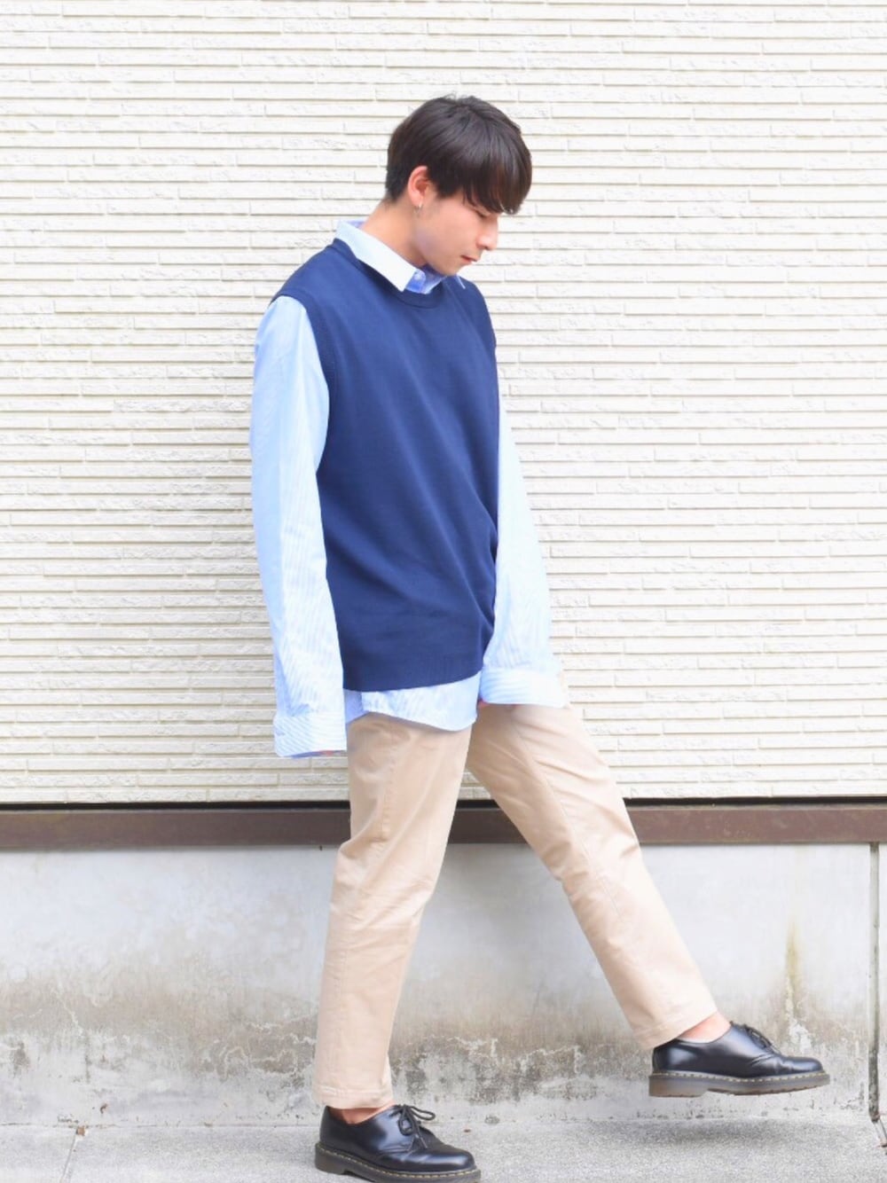 「きれいめカジュアル、休日スタイル、ニットベスト、ストライプ、チノパン、UNIQLO、SENSEOFPLACE、Dr.Martens、カジュアルコーデ、春コーデ」｜「VANQUISHのスナッピーファットフープピアス（ピアス（片耳用）、シルバー系）」を使った、genさん（メンズ・163cm）の春コーディネートの1枚目の写真