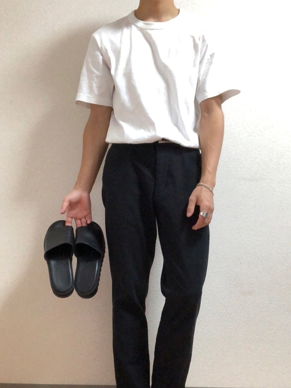 「夏コーデ、ラフ、休日スタイル、今日のコーデ、UNIQLO、おしゃれさんと繋がりたい、サンダル、シンプルコーデ、UNITED TOKYO、SENSEOFPLACE」｜「UNIQLOのクルーネックT（半袖）（Tシャツ/カットソー、ホワイト系）」を使った、genさん（メンズ・163cm）の夏コーディネートの1枚目の写真