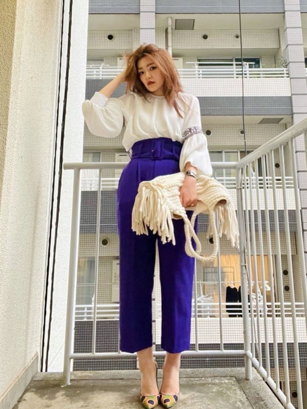 「これが私をアゲる服、きれいめカジュアル、袖ボリューム、プリーツ、フリンジ、フリンジバッグ、ハイウエスト、カンガ、バティック柄」｜「H&Mのアイテム（バッグ、ホワイト系）」を使った、suga_さん（レディース・159cm）の春コーディネートの1枚目の写真