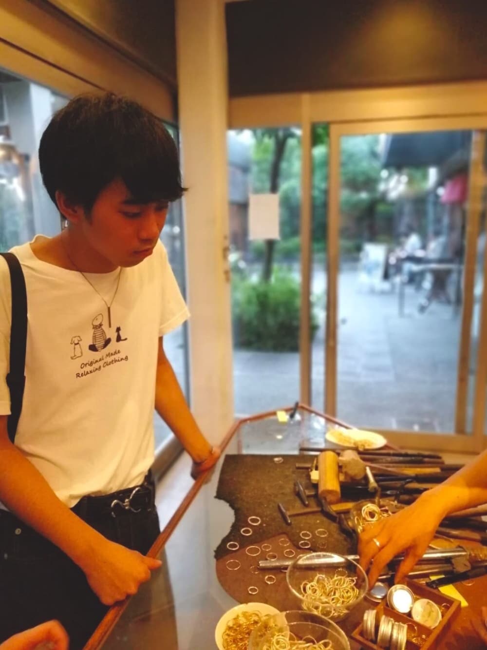 「夏、keymemory、HOKAONEONE、juha、gram、夏だ！Tシャツ着よう！、鎌倉、シンプルコーデ、休日スタイル、デニムパンツ」｜「juhaのNECKLACE - FLAT（ネックレス、シルバー系）」を使った、しゅんぺいさん（メンズ・175cm）の夏コーディネートの1枚目の写真