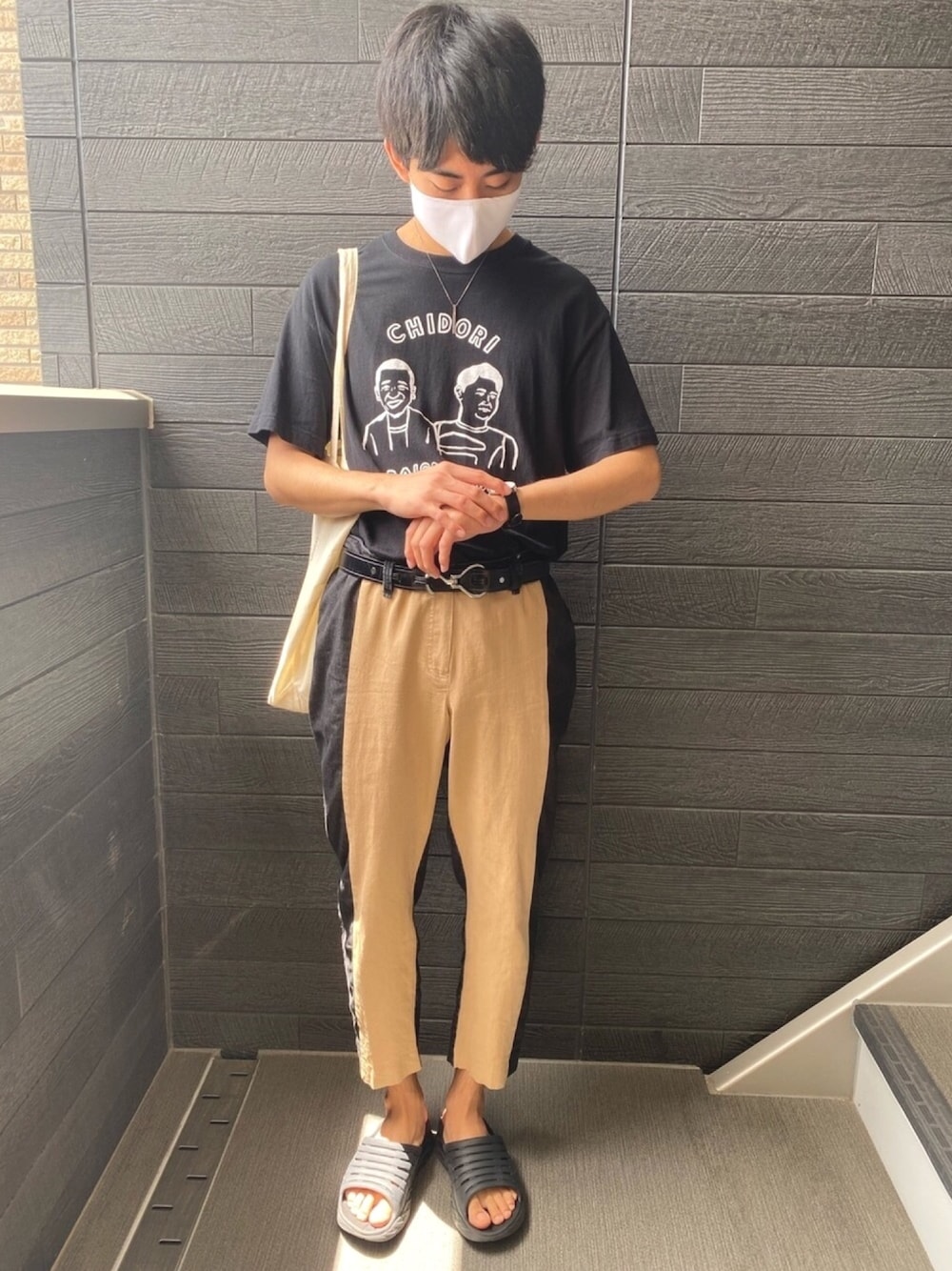 「おしゃれさんと繋がりたい、カジュアルコーデ、今日のコーデ、JOURNAL STANDARD relume、Chidori、古着、HOKAONEONE、juha、Tory Leather、knot」｜「JOURNAL STANDARD relumeの《追加》“CHIDORI” NAIJEL GRAPH×relume / 千鳥コラボ ポートレートTシャツ（Tシャツ/カットソー、ブラック系）」を使った、しゅんぺいさん（メンズ・175cm）の春コーディネートの1枚目の写真