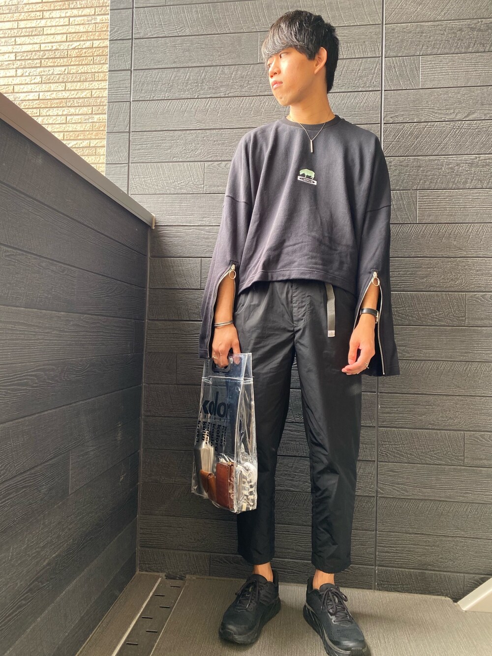 「秋のコーデ、お洒落さんとつながりたい、シンプル、ゆるコーデ、オールブラック、LIBERUM、kolor / BEACON、HOKAONEONE、juha、kolor」｜「liberumの【LIBERUM】SHEEPエンブロイダリースウェット / 2020SS-SW01（スウェット、ブラック系）」を使った、しゅんぺいさん（メンズ・175cm）の秋コーディネートの1枚目の写真