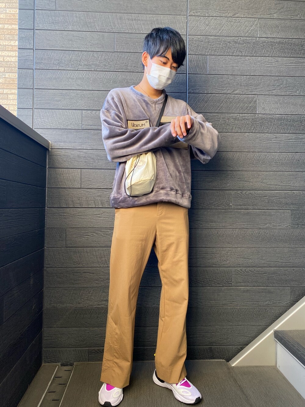 「今日のコーデ、大人カジュアル、おしゃれさんと繋がりたい、シンプル、カジュアル、ootd、LIBERUM、NIKE、juha、FRUIT OF THE LOOM」｜「liberumの【LIBERUM】ECO FUR SWEAT/2020AW SW02（スウェット、グレー系）」を使った、しゅんぺいさん（メンズ・175cm）の秋コーディネートの1枚目の写真