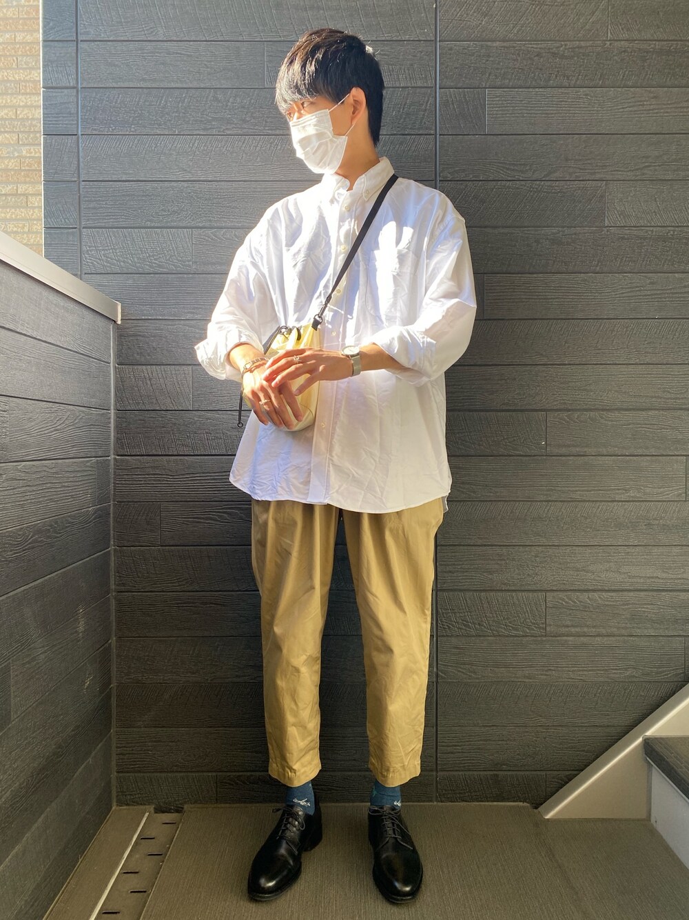「今日のコーデ、大人カジュアル、おしゃれさんと繋がりたい、シンプル、キレイめ、革靴、DAN、sayatomo、JALAN SRIWIJAYA、FRUIT OF THE LOOM」｜「DANのアイテム（シャツ/ブラウス、ホワイト系）」を使った、しゅんぺいさん（メンズ・175cm）の秋コーディネートの1枚目の写真
