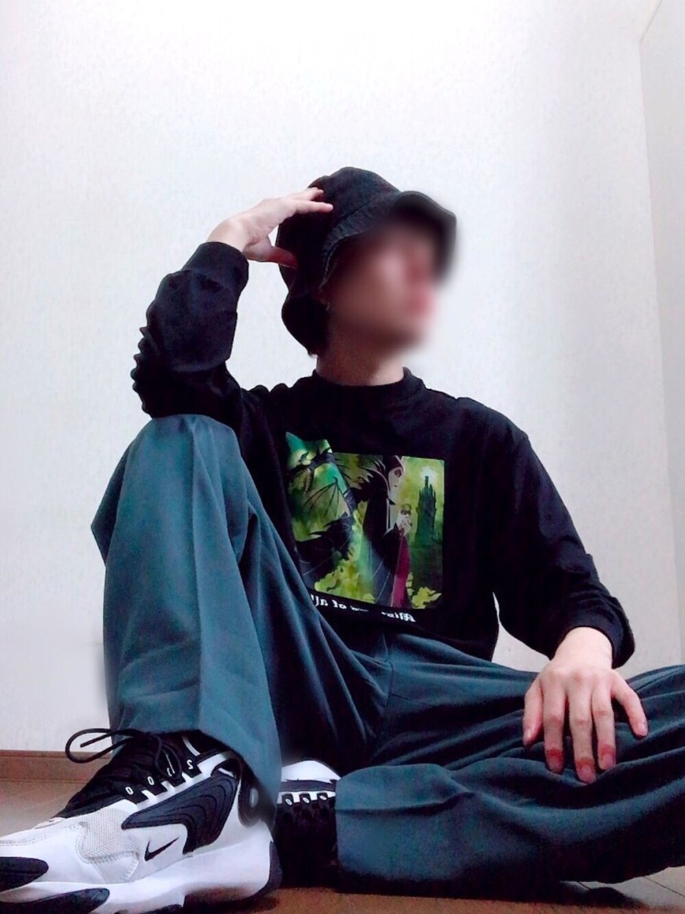 ブラック系のTシャツ/カットソー、グリーン系のその他パンツ、ホワイト系のスニーカーを着用したメンズの春コーディネートの1枚目の写真
