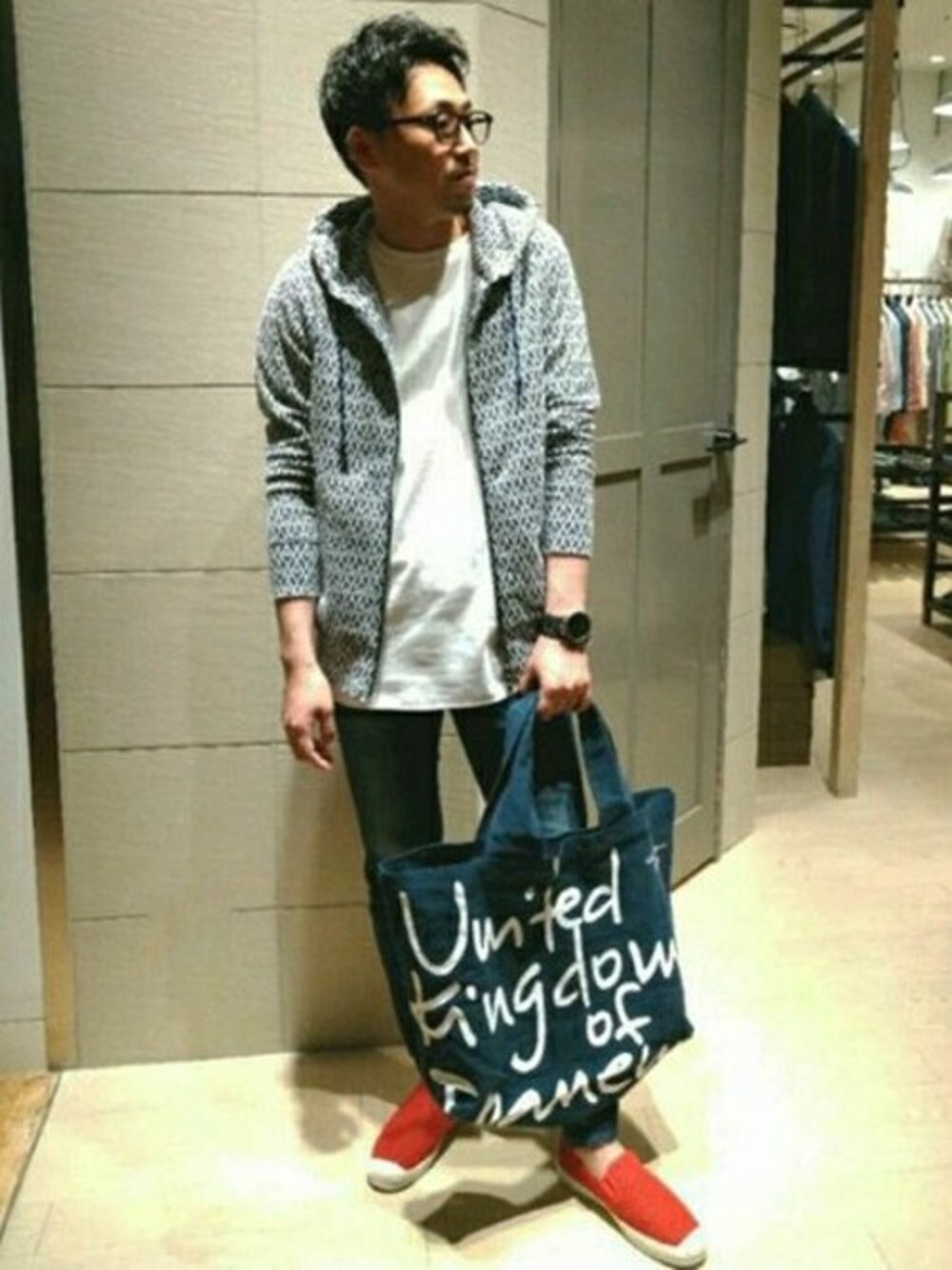 「パーカー、Tシャツ、デニムパンツ、柄物、リラックススタイル、ootd、夏コーデ、カジュアルコーデ、High street、ルクア」｜「HIGH STREETのHIGH STREET∴幾何柄パーカー（パーカー、ブルー系）」を使った、KOBさん（メンズ・171cm）の春コーディネートの1枚目の写真
