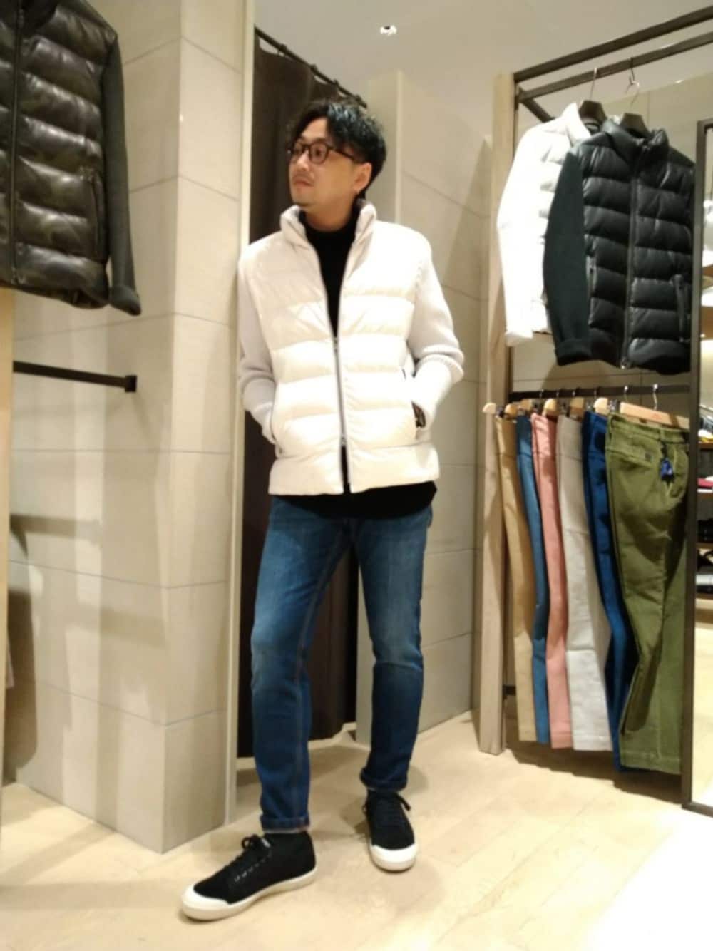 ホワイト系のライダースジャケット、ブルー系のニット/セーター、ブルー系のデニムパンツを着用したメンズの冬コーディネートの1枚目の写真