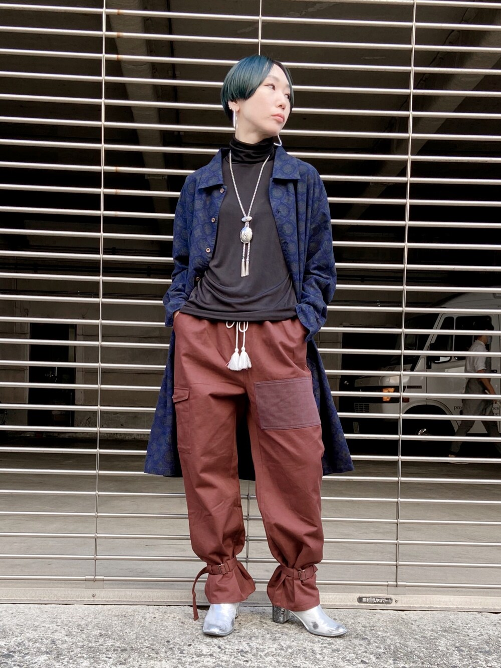 「秋のコーデ、オトナカジュアル、カジュアルコーデ、今日のコーデ、ショートブーツ、パンツスタイル、高身長女子、ootd、シャツワンピ、カーゴパンツ」｜「ReAddのアイテム（シャツワンピース、ブルー系）」を使った、MMさん（レディース・165cm）の秋コーディネートの1枚目の写真
