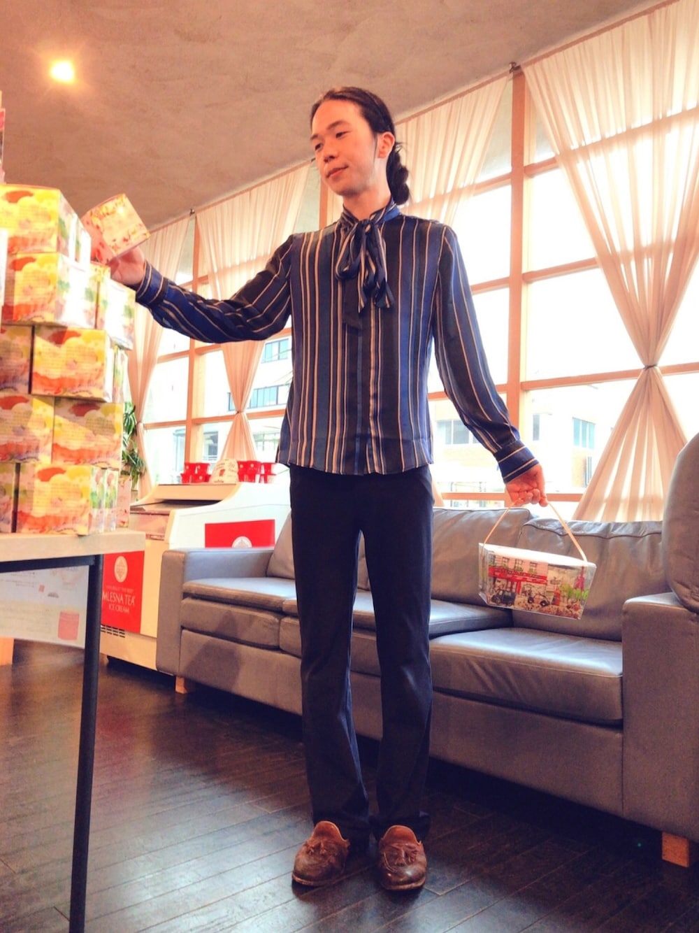 ブルー系のシャツ/ブラウス、ブルー系のその他パンツ、ブラウン系のローファーを着用したメンズの春コーディネートの1枚目の写真