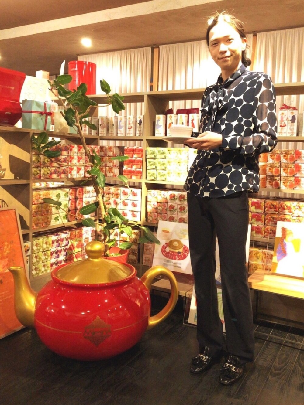 ブルー系のシャツ/ブラウス、ブルー系のその他パンツ、ブラック系のローファーを着用したメンズの春コーディネートの1枚目の写真