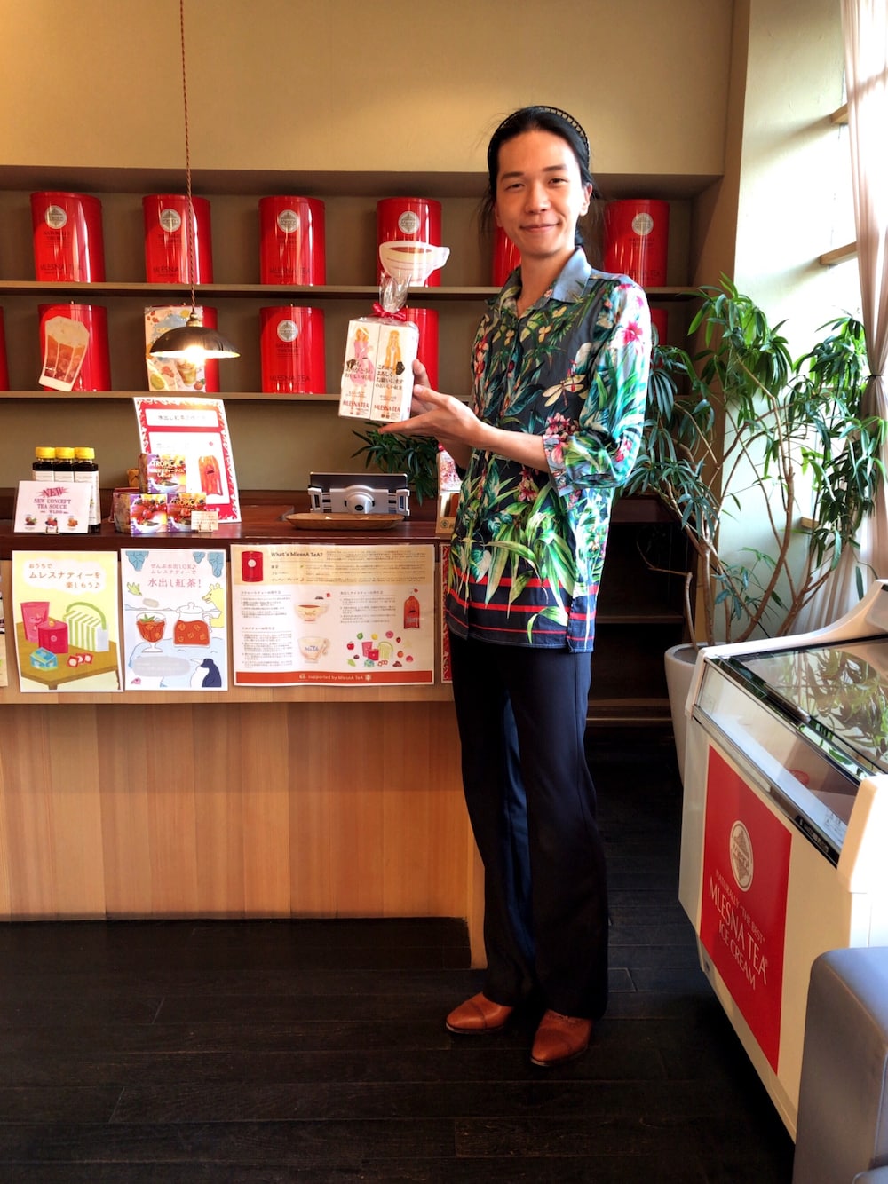 ブルー系のパンツ、ブルー系のシャツ/ブラウス、ブラウン系のローファーを着用したメンズの夏コーディネートの1枚目の写真