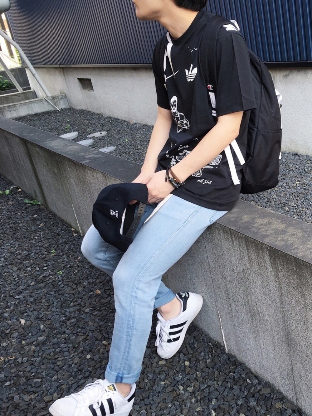 「夏コーデ、ラフ、キャップ、カジュアルコーデ、シンプルスタイル、スニーカーコーデ、streetstyle、モノトーン、モノトーンコーデ、ロールアップ」｜「adidas Originalsのアイテム（Tシャツ/カットソー、ブラック系）」を使った、namekujiさん（メンズ・167cm）の夏コーディネートの1枚目の写真