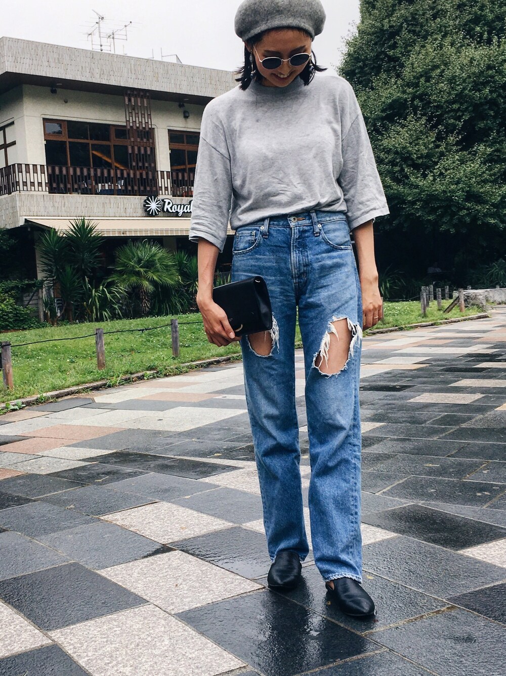 グレー系のニット/セーター、ブルー系のデニムパンツ、ブラック系のサンダルを着用したレディースの秋コーディネートの1枚目の写真