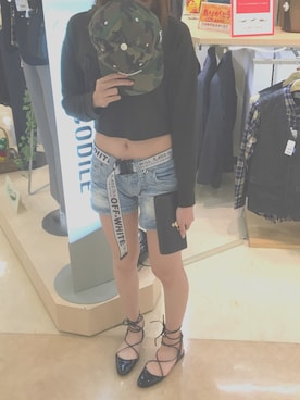 「OFF-WHITE」｜「アイテム（パンプス）」を使った、モエさん（レディース・159cm）の秋コーディネート