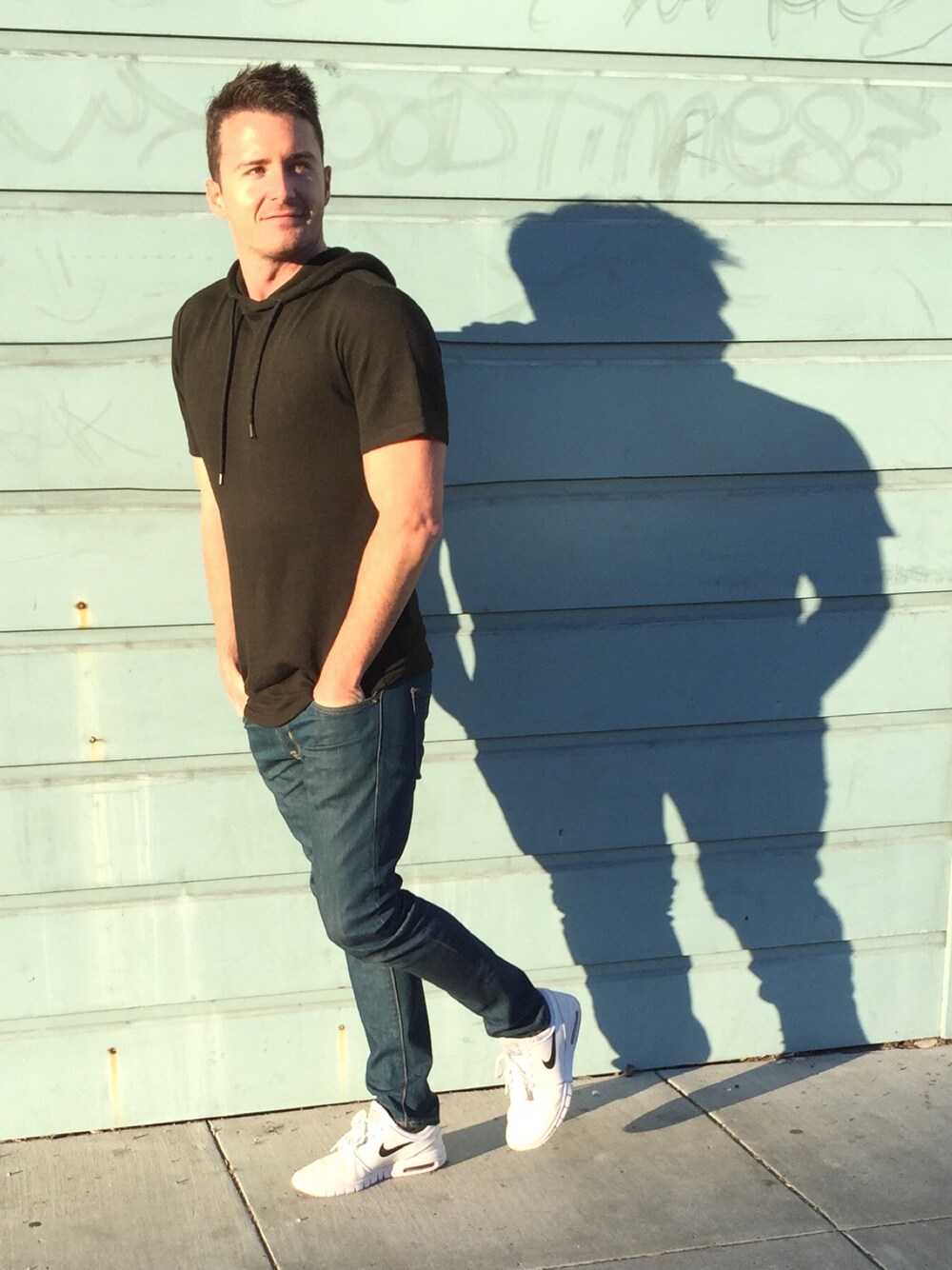 「ootd、blogger、HAMPTONS、hollywood、travel、casual、luxury」｜「FOREVER 21のアイテム（パーカー、グリーン系）」を使った、Kyle Langanさん（メンズ・175cm）の冬コーディネートの1枚目の写真