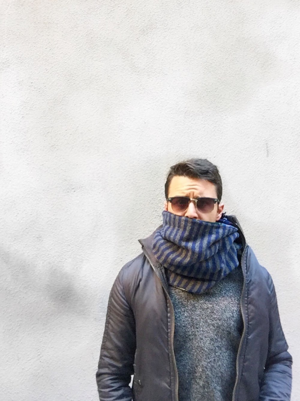 「ootd、winter、blogger、lifestyle、menswear、West hollywood、mens fashion、mens style」｜「American Eagleのアイテム（マフラー、ブルー系）」を使った、Kyle Langanさん（メンズ・175cm）の冬コーディネートの1枚目の写真