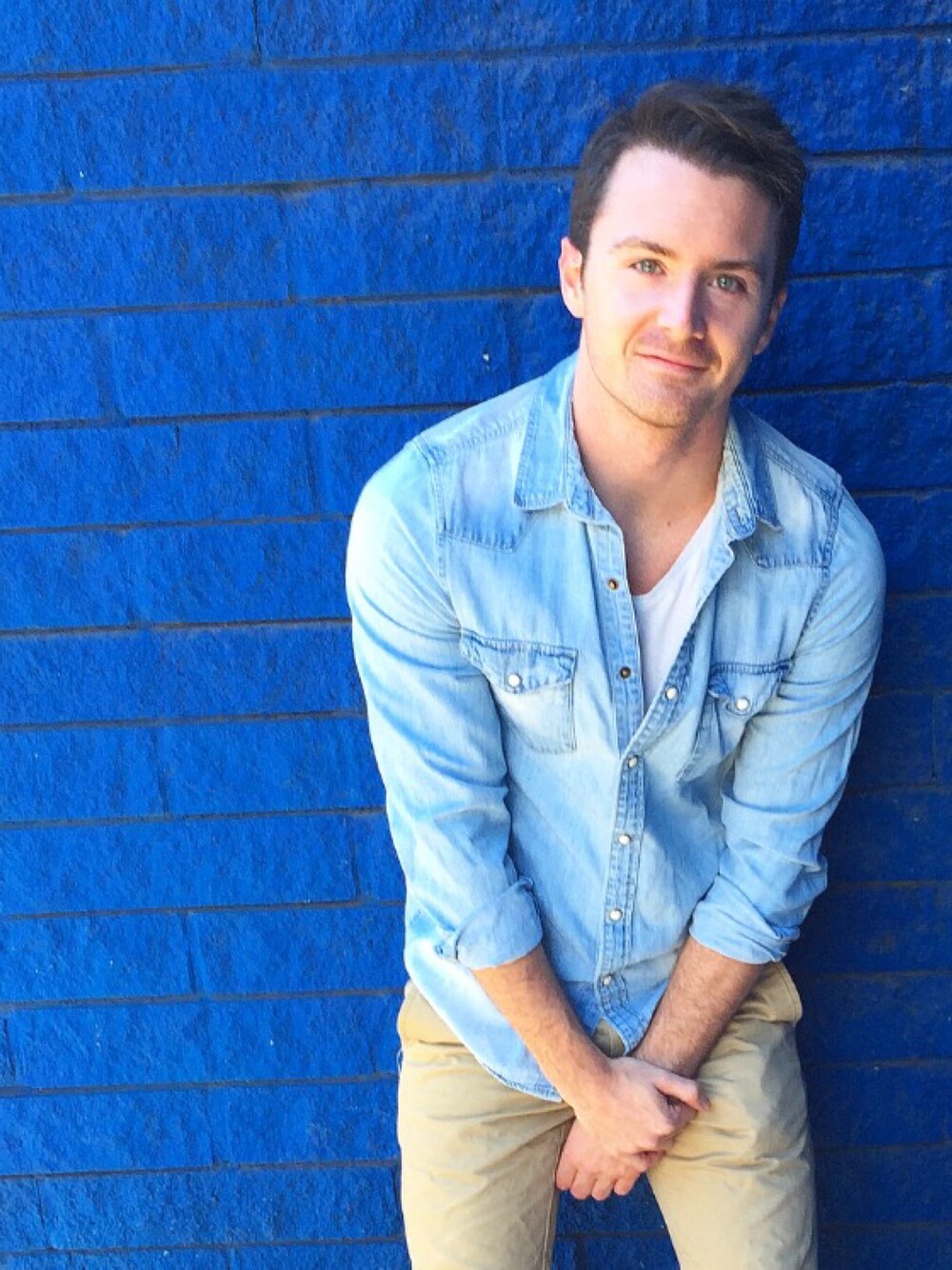 「ootd、outfit、denim、blogger、preppy、HAMPTONS、hollywood、West hollywood、blue、streetstyle」｜「H&Mのアイテム（ニット/セーター、ブルー系）」を使った、Kyle Langanさん（メンズ・175cm）の冬コーディネートの1枚目の写真