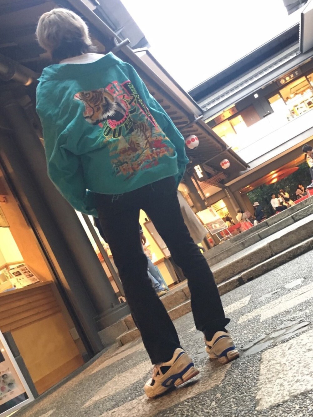 「doublet、ozweego、春コーデ、休日スタイル、お洒落さんとつながりたい、今日のコーデ、ootd、mood」｜「doubletのアイテム（デニムジャケット、ブルー系）」を使った、にしさん（メンズ・170cm）の春コーディネートの1枚目の写真