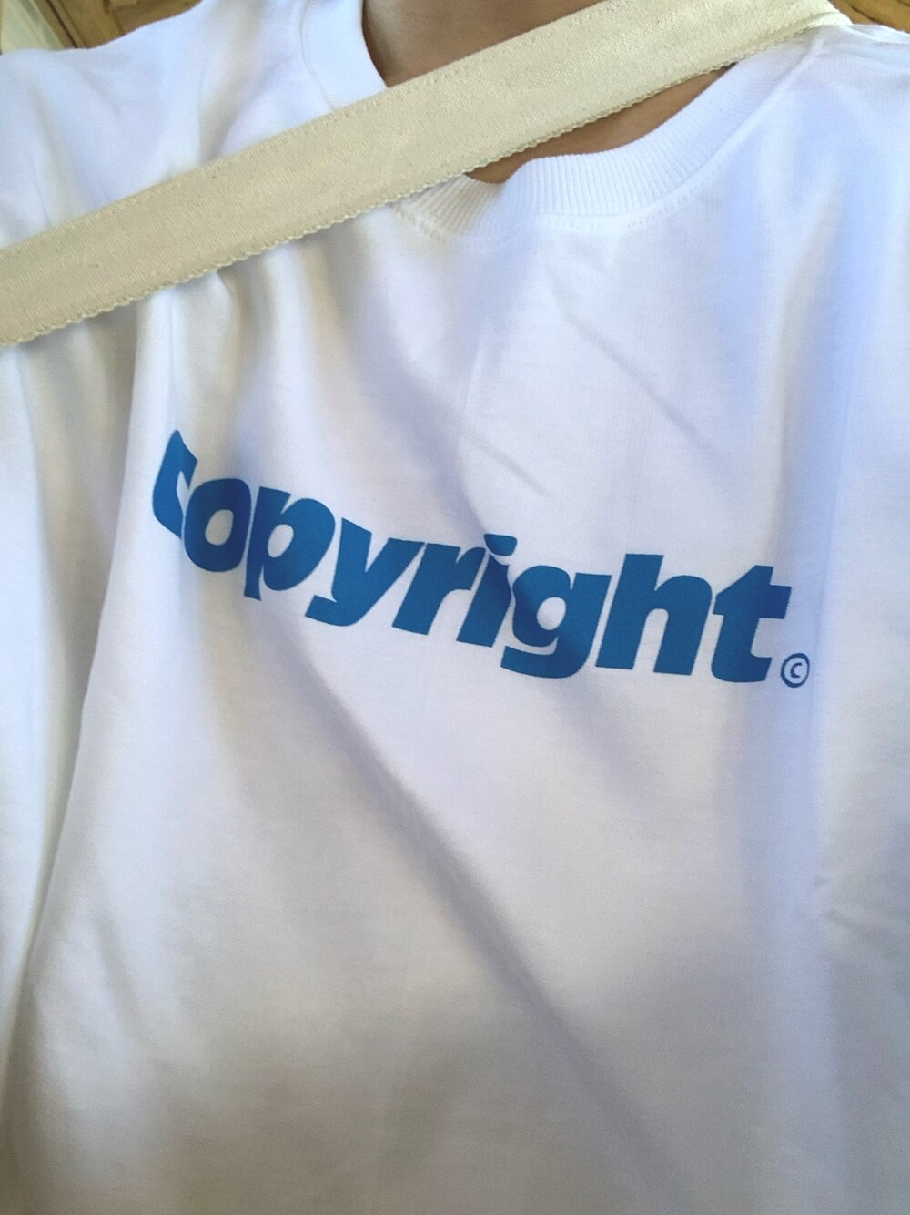 「カジュアル、今日のコーデ、ootd、Tシャツ、ゆるコーデ、ショルダーバッグ、デニム、일본、한국」｜「ASCLOのアイテム（Tシャツ/カットソー、ホワイト系）」を使った、とくんさん（メンズ・171cm）の夏コーディネートの1枚目の写真