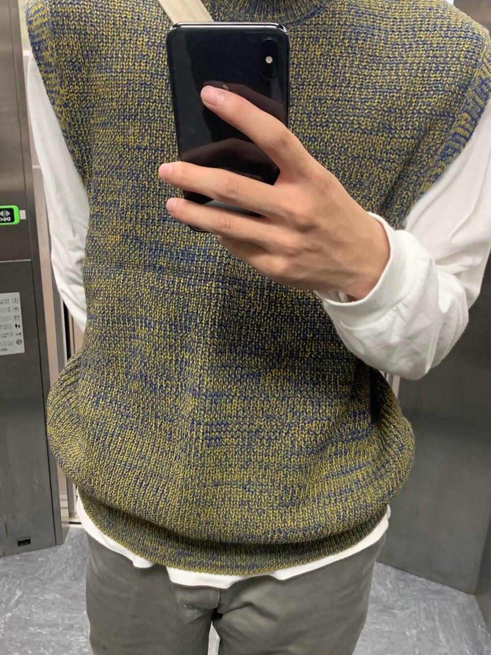 「Hanes、LOOKNFIT、ゆるコーデ、FRED PERRY、韓国ブランド、大学生、春コーデ、ベスト、MHL.、オトナカジュアル」｜「MARGARET HOWELLのアイテム（パンツ、グレー系）」を使った、とくんさん（メンズ・171cm）の春コーディネートの1枚目の写真