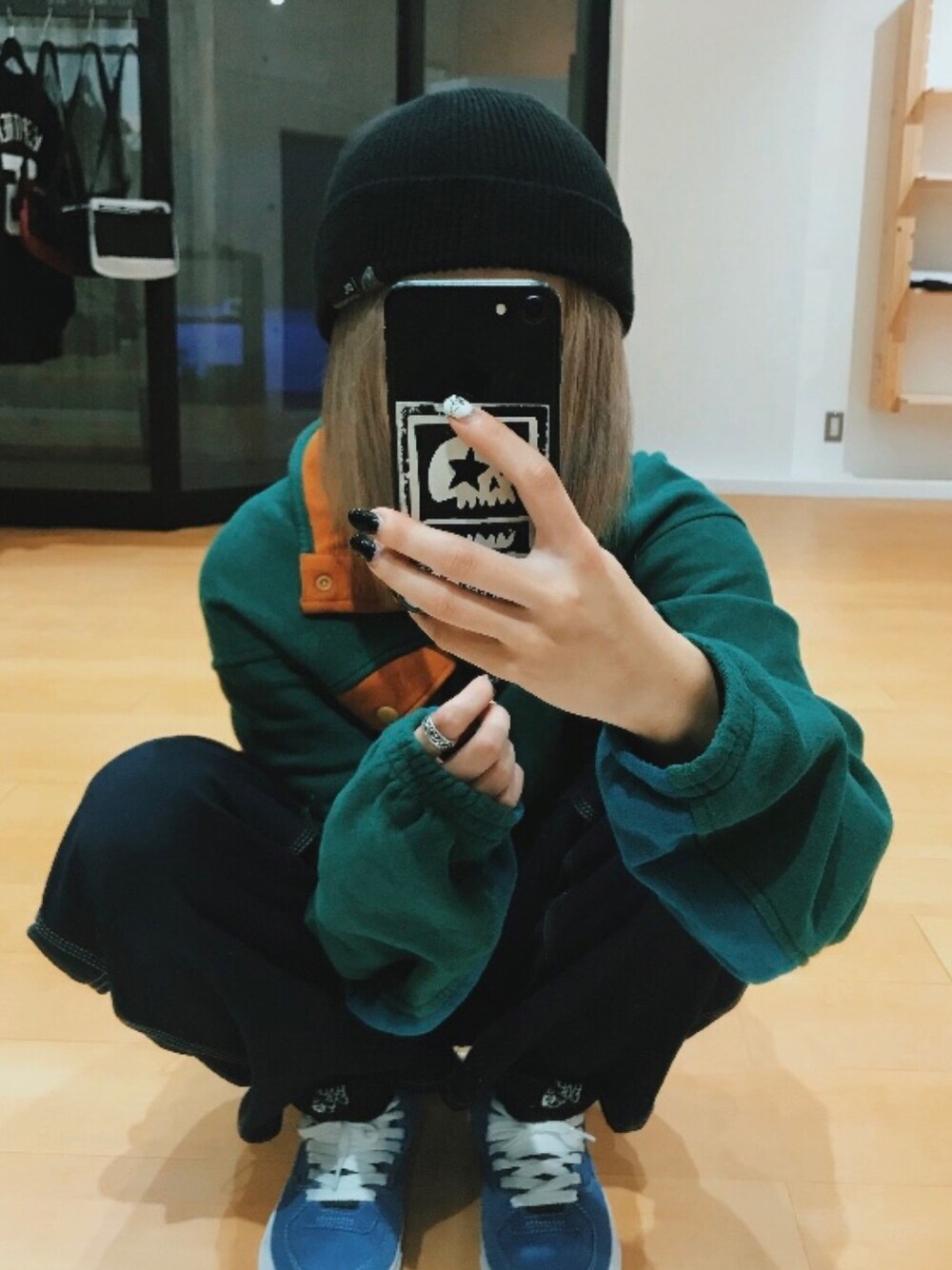 「menswear、skate、fashion、coordinate」｜「DL HEADWEARのアイテム（ニットキャップ/ビーニー、ブラック系）」を使った、観月さん（レディース・152cm）の秋コーディネートの1枚目の写真