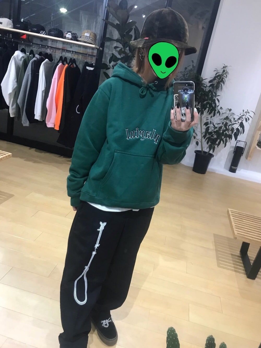 「menswear、skate、fashion、coordinate」｜「VANSのアイテム（スニーカー、ブラック系）」を使った、観月さん（レディース・152cm）の秋コーディネートの1枚目の写真
