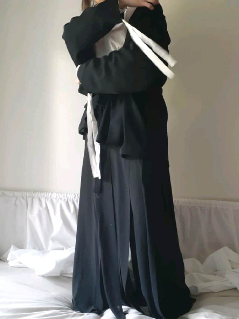 「ユニクロ、プチプラ、モード、レイヤードスタイル、シンプル、低身長、おうちスタイル、モノトーンコーデ、シルエット、黒」｜「kensho abeのアイテム（ノーカラージャケット、ブラック系）」を使った、nagisaunbさん（レディース・155cm）の春コーディネートの1枚目の写真