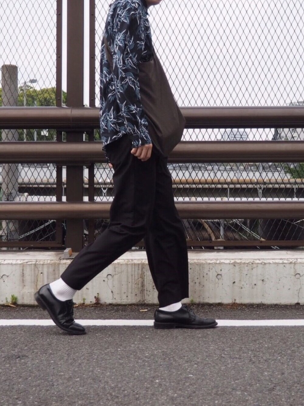 「シンプル、ショルダーバッグ、ビッグシルエット、古着MIX、ワイドパンツ、柄シャツ、よそいき、シャツ、H&M、長袖シャツ」｜「古着のアイテム（シャツ/ブラウス、ブルー系）」を使った、kosukeさん（メンズ・180cm）の夏コーディネートの1枚目の写真