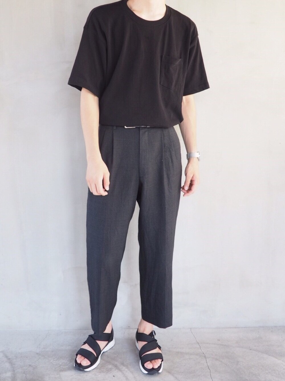 「夏コーデ、オールブラック、サンダル、タックイン、GU、シンプルコーデ、ラフ、モノトーン、スラックス、黒Tシャツ」｜「GUのアイテム（Tシャツ/カットソー、ブラック系）」を使った、kosukeさん（メンズ・180cm）の夏コーディネートの1枚目の写真