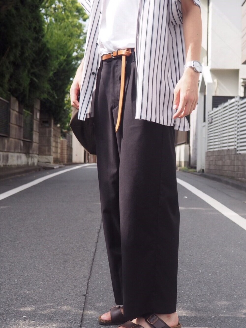 「夏セールで買いました、夏コーデ、ワイドパンツ、ストライプシャツ、ゆるコーデ、サンダル、白Tシャツ、半袖シャツ、エンダースキーマ、ビルケンシュトック」｜「STUDIOUSの【STUDIOUS】ドルマンスリーブビッグシルエットストライプシャツ（シャツ/ブラウス、ホワイト系）」を使った、kosukeさん（メンズ・180cm）の夏コーディネートの1枚目の写真