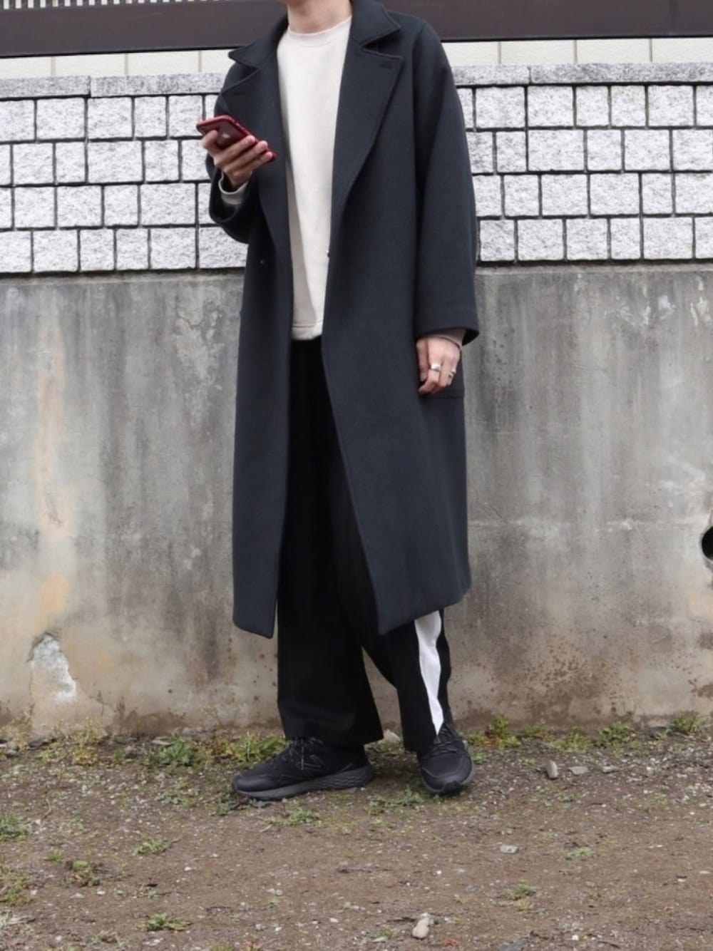 「オーバーコート、ラインパンツ、コート、春コーデ、ニューバランス、ワイドパンツ、無印良品、Lui's、緑、ブラック」｜「Lui'sのオーバーコート（チェスターコート、グリーン系）」を使った、kosukeさん（メンズ・180cm）の春コーディネートの1枚目の写真