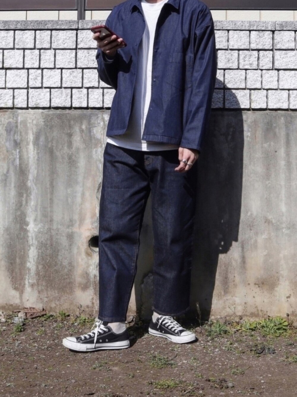 「デニムパンツ、デニム、デニムシャツ、春コーデ、デニムオンデニム、ユニクロ、無印良品、MUJI Labo、converse、パステル映える春」｜「UNIQLOのクルーネックＴ（長袖）（Tシャツ/カットソー、ホワイト系）」を使った、kosukeさん（メンズ・180cm）の春コーディネートの1枚目の写真