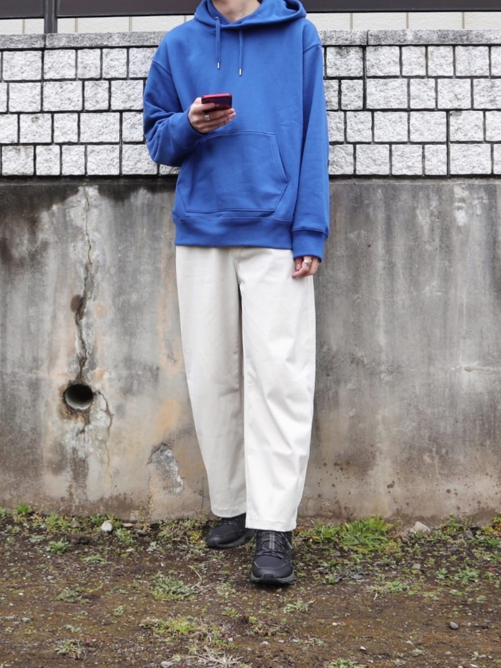 「ブルー、ブルー x ホワイト、白パンツ、ユニクロ、UNIQLO U、パステル映える春、春コーデ、青パーカー、カーブパンツ、プチプラ」｜「UNIQLOのワイドフィットスウェットプルパーカ（長袖）（パーカー、ブルー系）」を使った、kosukeさん（メンズ・180cm）の春コーディネートの1枚目の写真