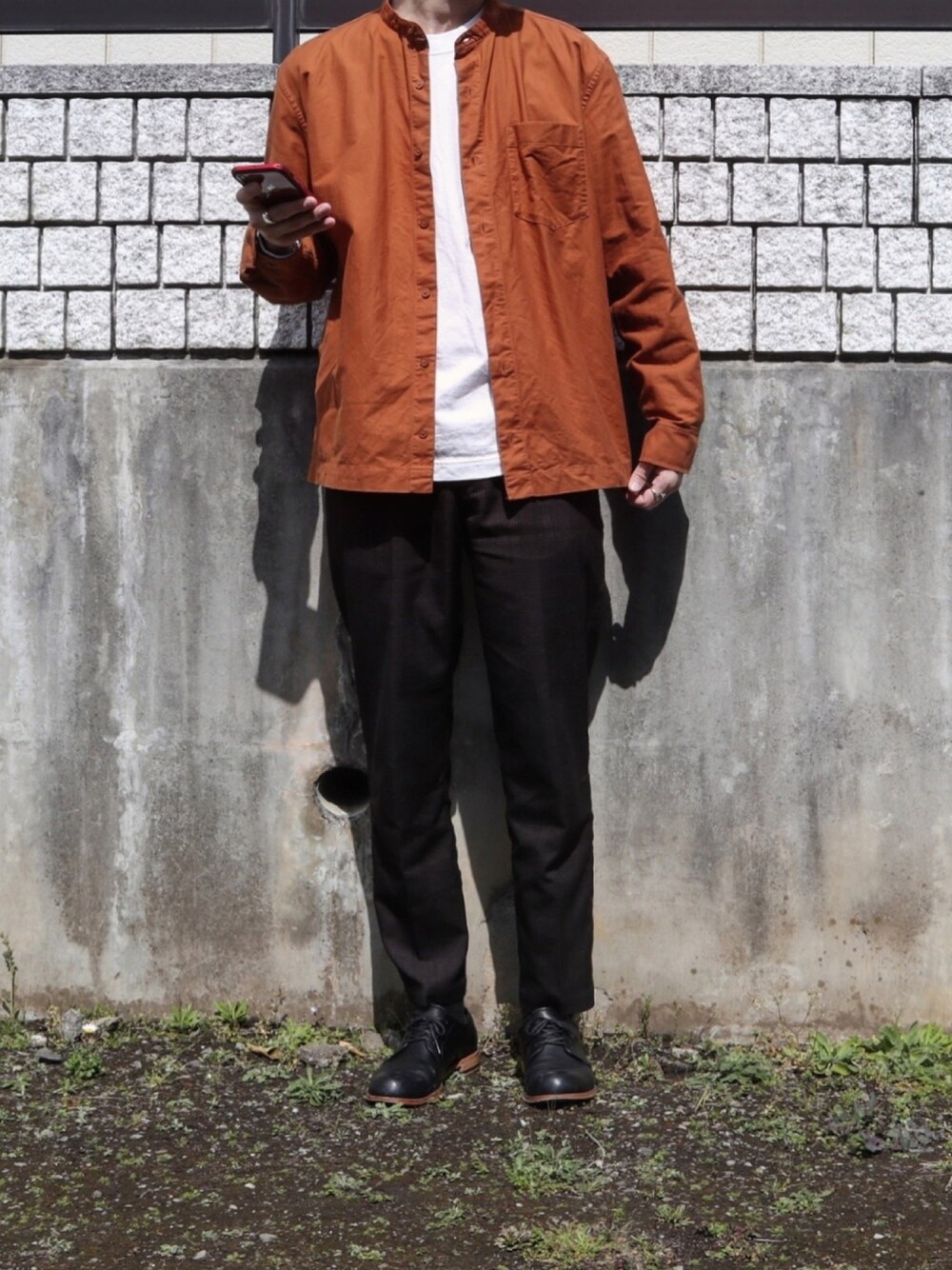 「パステル映える春、チェックパンツ、無印良品、スタンドカラー、オレンジ、UNIQLO、春コーデ、重ね着、ブラウンパンツ、ワントーンコーデ」｜「無印良品のアイテム（シャツ/ブラウス、オレンジ系）」を使った、kosukeさん（メンズ・180cm）の春コーディネートの1枚目の写真