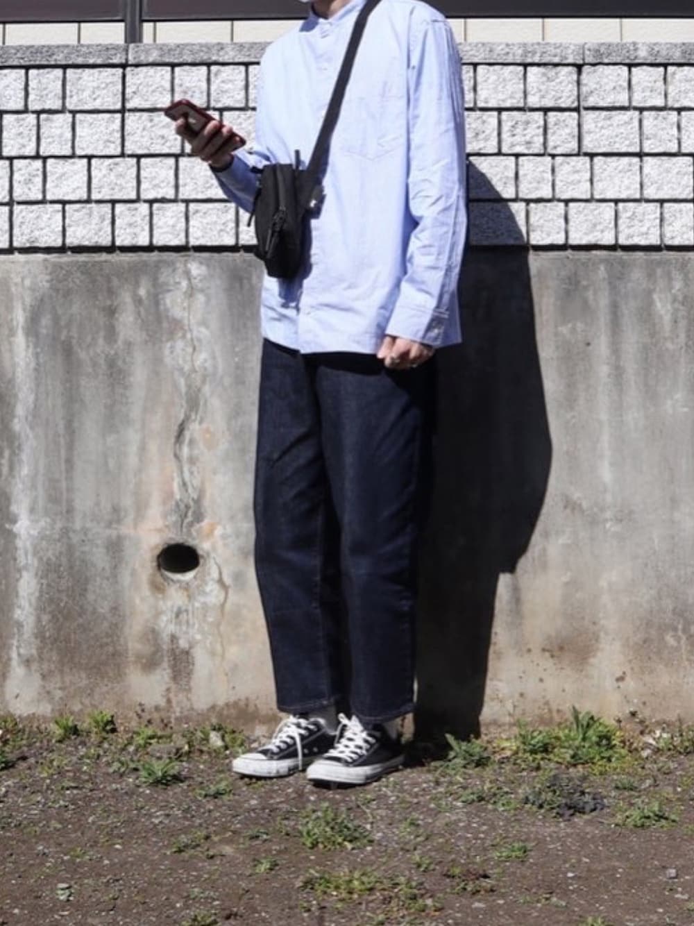 「春コーデ、ストライプシャツ、スタンドカラーシャツ、デニムパンツ、MUJI Labo、MUJI、パステルカラー、ブルーコーデ、無印良品、ワントーンコーデ」｜「AerのAer×URBAN RESEARCH　別注 STREET SLING（ショルダーバッグ、ブラック系）」を使った、kosukeさん（メンズ・180cm）の春コーディネートの1枚目の写真