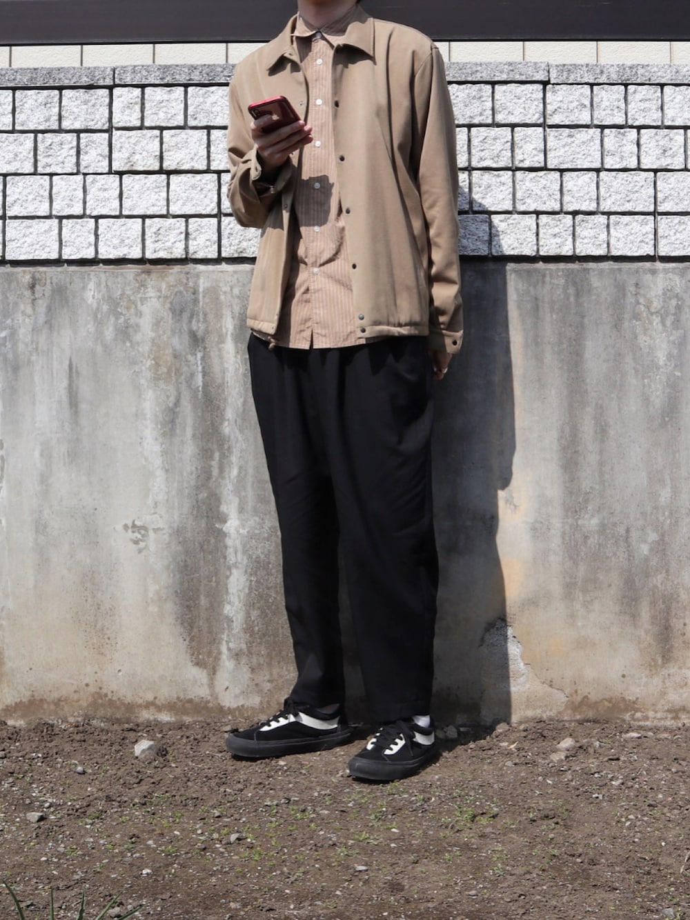 「ベージュコーデ、dulcamara、よそいき、コーチジャケット、UNIQLO U、タックパンツ、ストライプシャツ、バンズ、UNIQLOコーデ、黒ワイドパンツ」｜「SENSE OF PLACE by URBAN RESEARCHのコーチジャケット（その他アウター、ベージュ系）」を使った、kosukeさん（メンズ・180cm）の春コーディネートの1枚目の写真