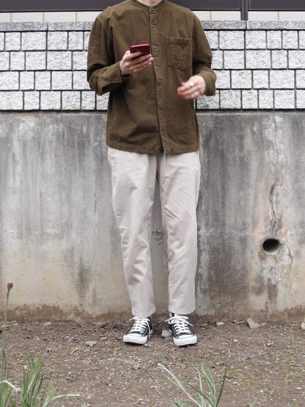 「白パンツ、ホワイトパンツ、シェフパンツ、無印良品、スタンドカラー、スニーカーコーデ、カーキシャツ、オリーブ、GUコーデ、シンプルスタイル」｜「無印良品のアイテム（シャツ/ブラウス、グリーン系）」を使った、kosukeさん（メンズ・180cm）の春コーディネートの1枚目の写真