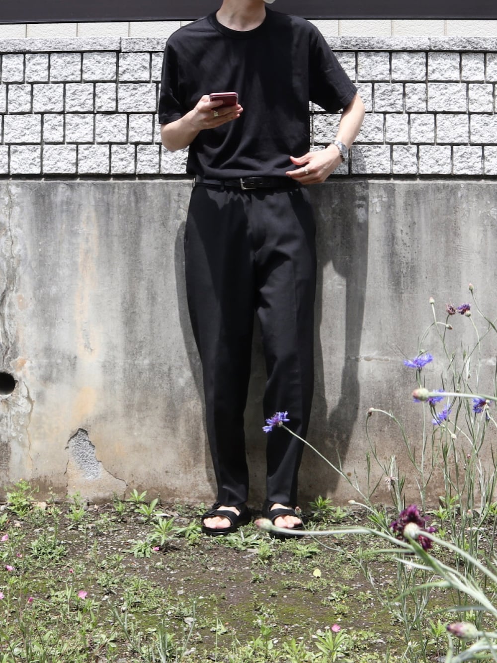「オールブラック、UNIQLO U、ユニクロコーデ、全身黒、ユニクロユー、UNIQLOコーデ、サンダルコーデ、ビルケンシュトック、アリゾナ、ワイドフィットテーパードパンツ」｜「UNIQLOのクルーネックT（半袖）（Tシャツ/カットソー、ブラック系）」を使った、kosukeさん（メンズ・180cm）の夏コーディネートの1枚目の写真