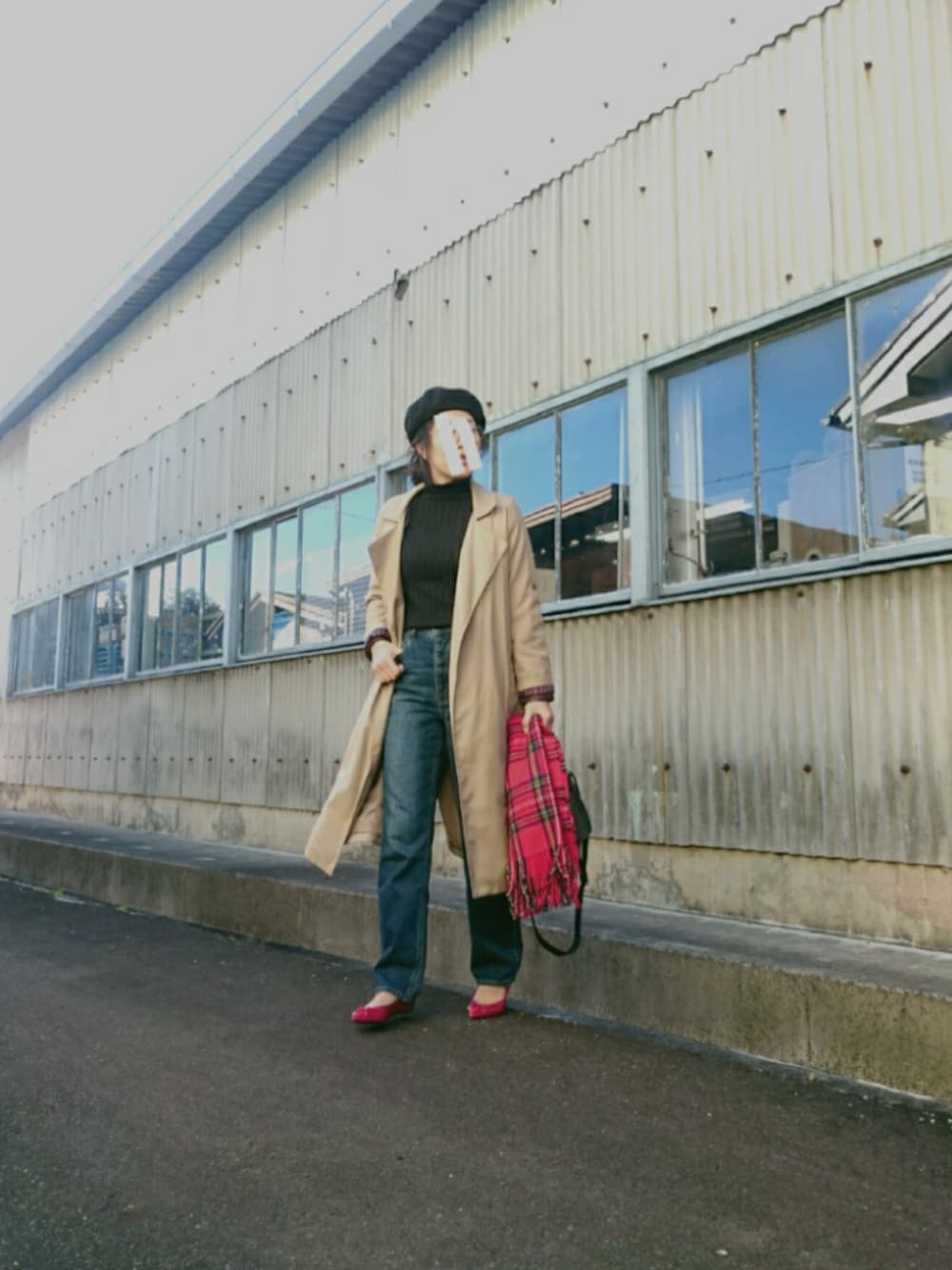 「シンプル、タートルネック、バレエシューズ、ダッドジーンズ、パリジェンヌ風、Doシンプル部、おしゃれさんと繋がりたい、イイね♡あざます」｜「GLOBAL WORKのノーカラー2WAYトレンチ/708348（トレンチコート、ベージュ系）」を使った、haribooさん（レディース・161cm）の冬コーディネートの1枚目の写真