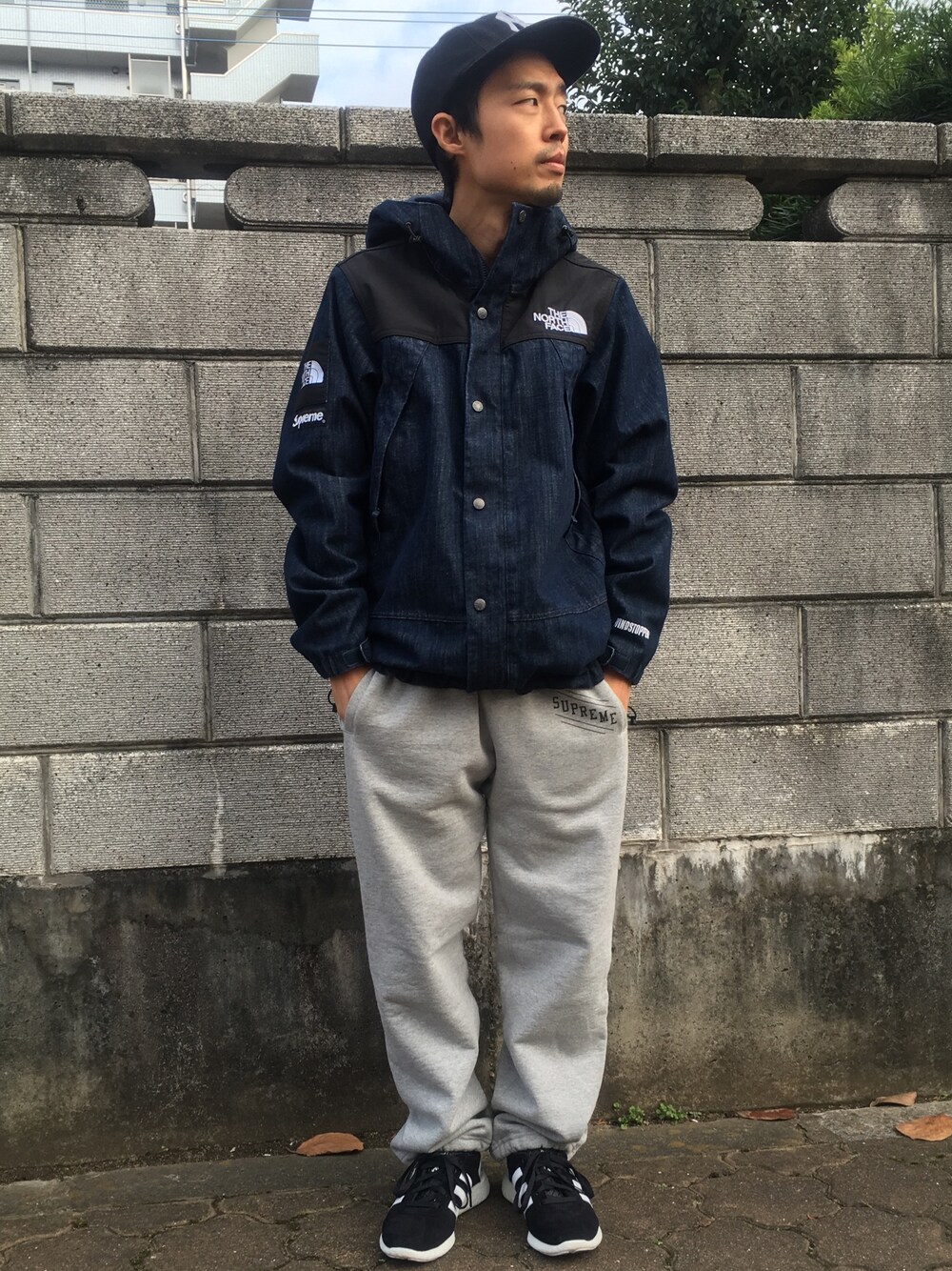 「マウンテンパーカー、シュプリーム、supreme、THE NORTH FACE、ノースフェイス、adidas、スウェットパンツ、palace、NEW ERA、キャップ」｜「Supreme のアイテム（マウンテンパーカー、ブルー系）」を使った、平太郎さん（メンズ・168cm）の冬コーディネートの1枚目の写真
