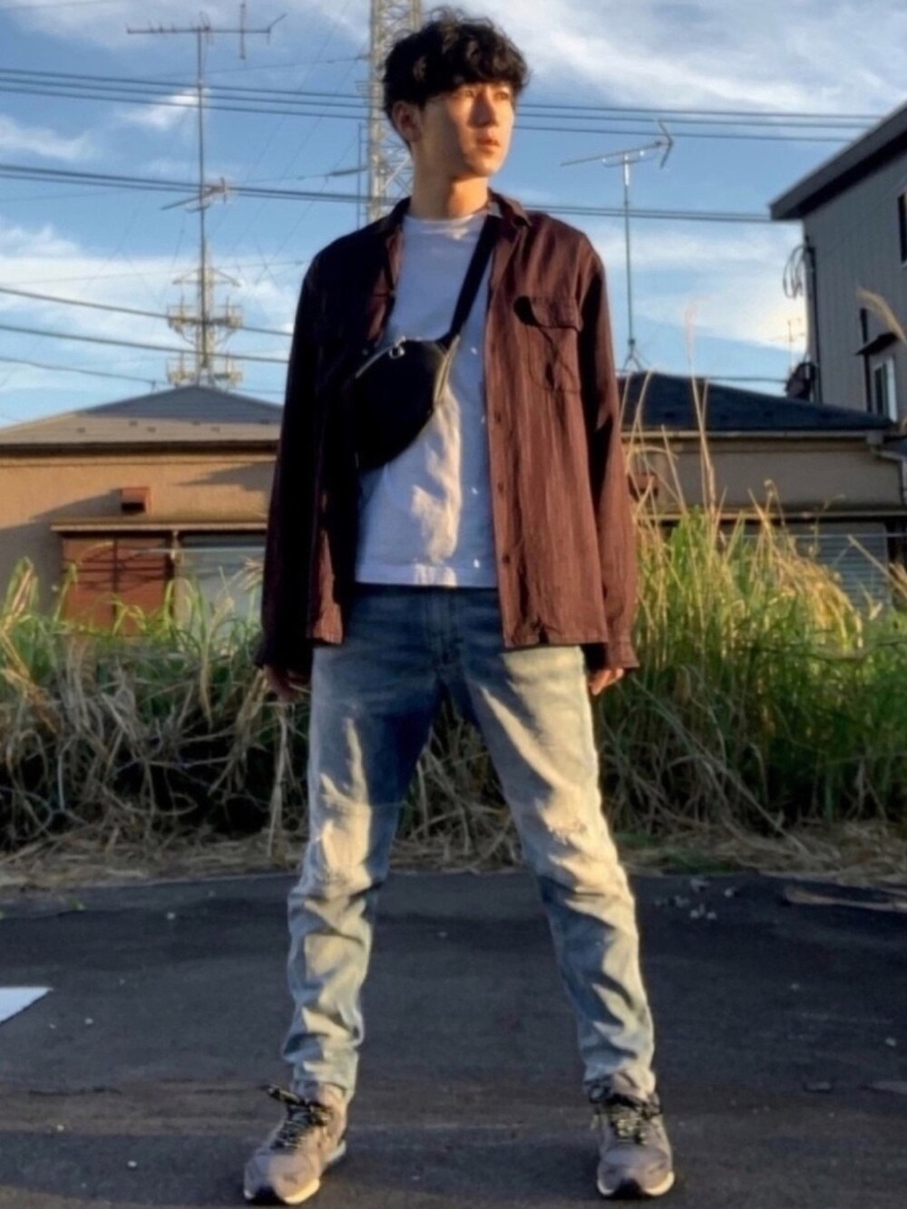 グレー系のスニーカー、ブルー系のデニムパンツ、ブラウン系のシャツ/ブラウスを着用したメンズの春コーディネートの1枚目の写真