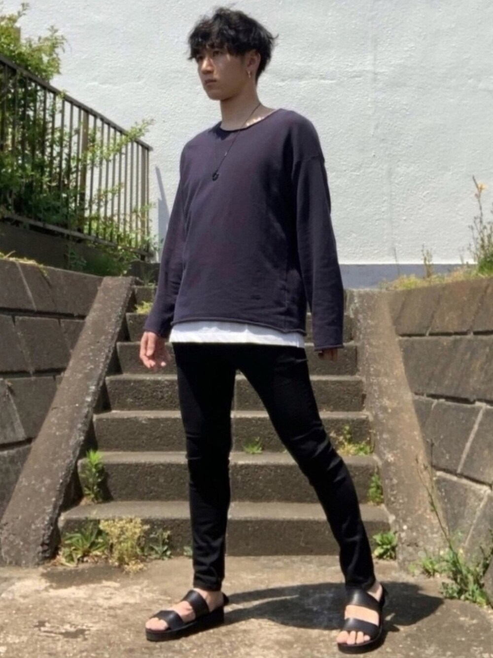ブラック系のTシャツ/カットソー、ホワイト系のタンクトップ、ブラック系のデニムパンツを着用したメンズの春コーディネートの1枚目の写真