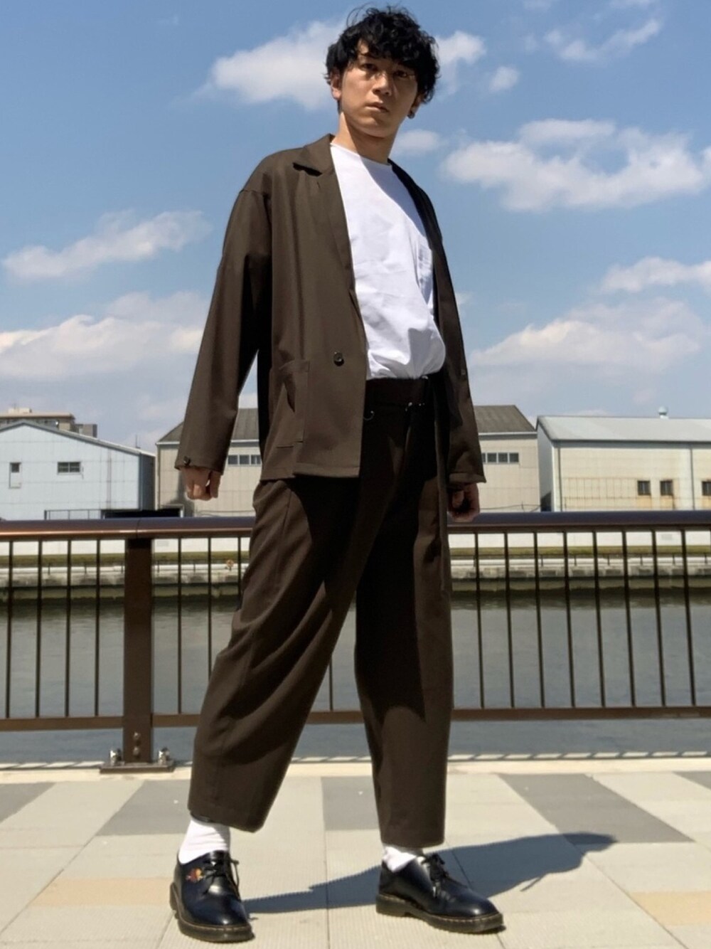 ブラウン系のジャケット/アウター、ホワイト系のTシャツ/カットソー、ブラウン系のスラックスを着用したメンズの春コーディネートの1枚目の写真