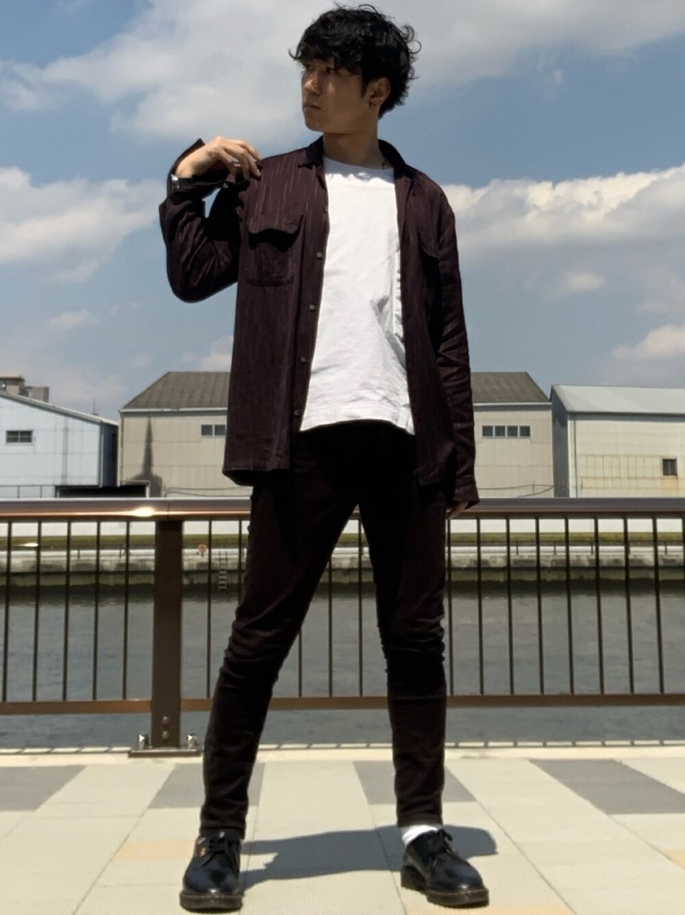 ブラック系のデニムパンツ、ブラウン系のシャツ/ブラウス、ホワイト系のTシャツ/カットソーを着用したメンズの春コーディネートの1枚目の写真