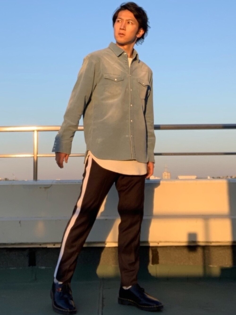 ブラック系のブーツ、ブルー系のシャツ/ブラウス、ホワイト系のTシャツ/カットソーを着用したメンズの春コーディネートの1枚目の写真